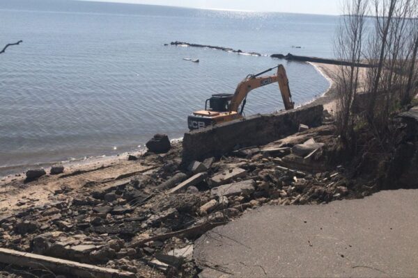 Центральный пляж Таганрога начали расчищать